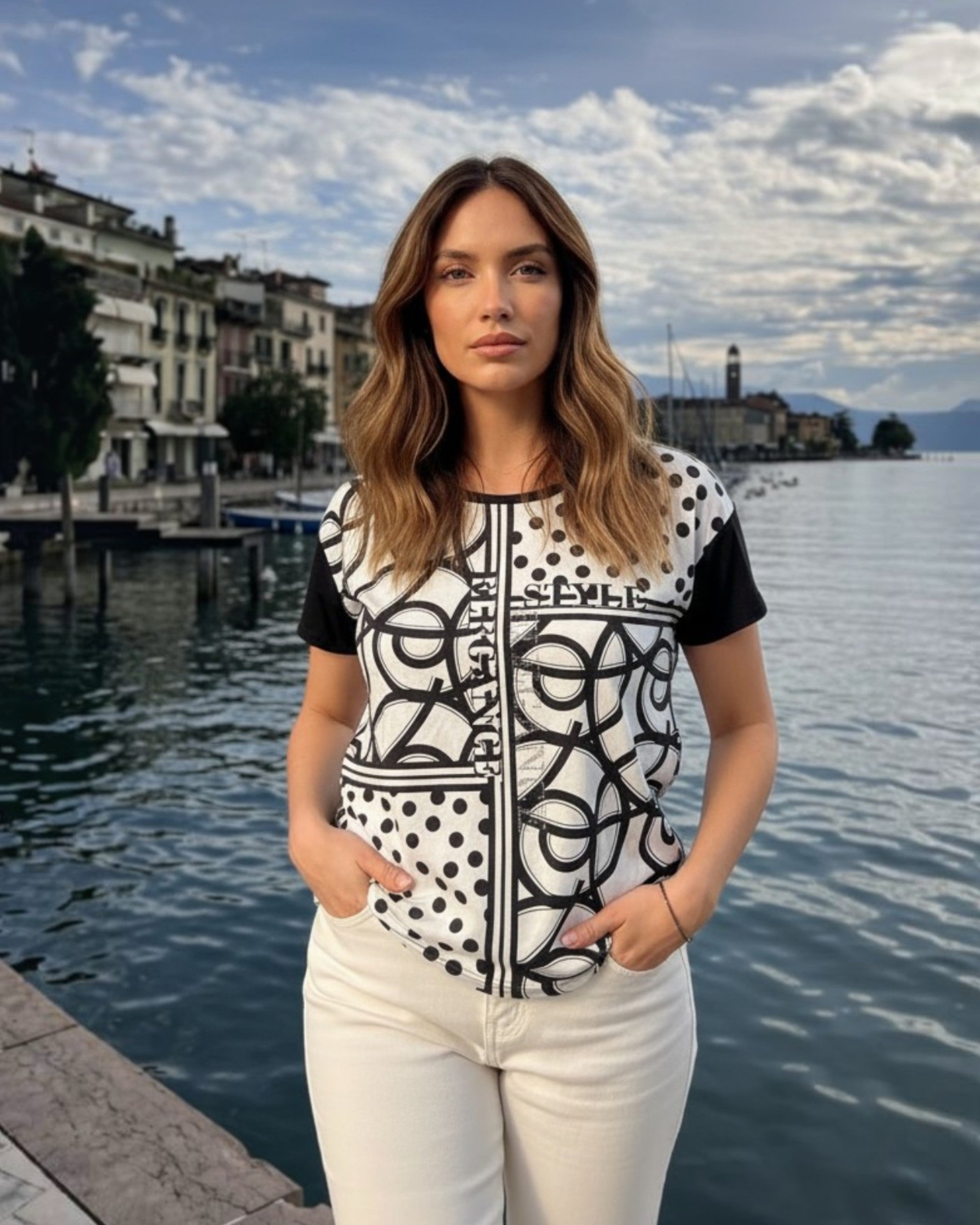 Halbarm Shirt im exklusiven Schwarz-Weiß Mustermix – „Style & Elegance“