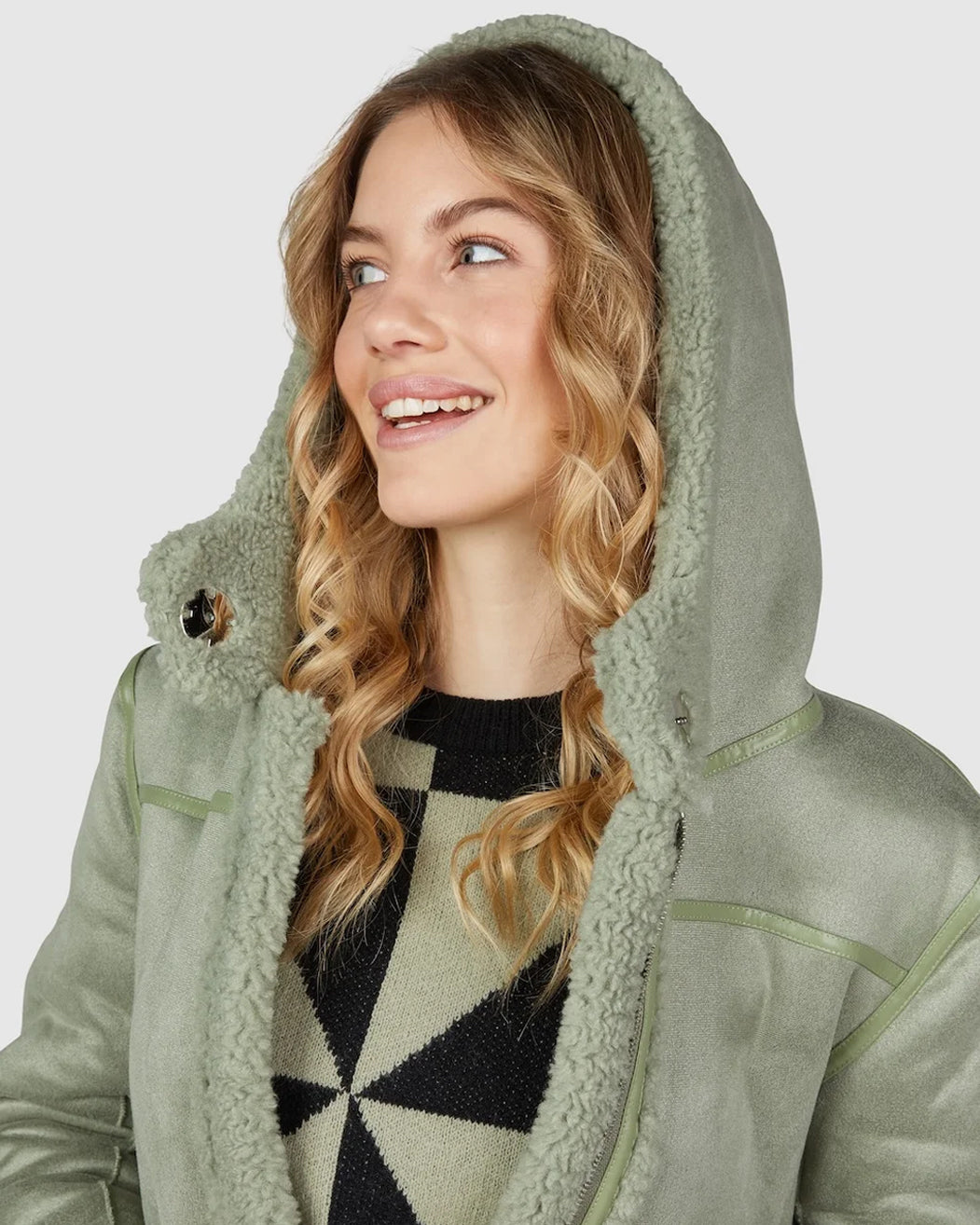 Pistaziefarbener Wendemantel – 2 Looks, ein Statement