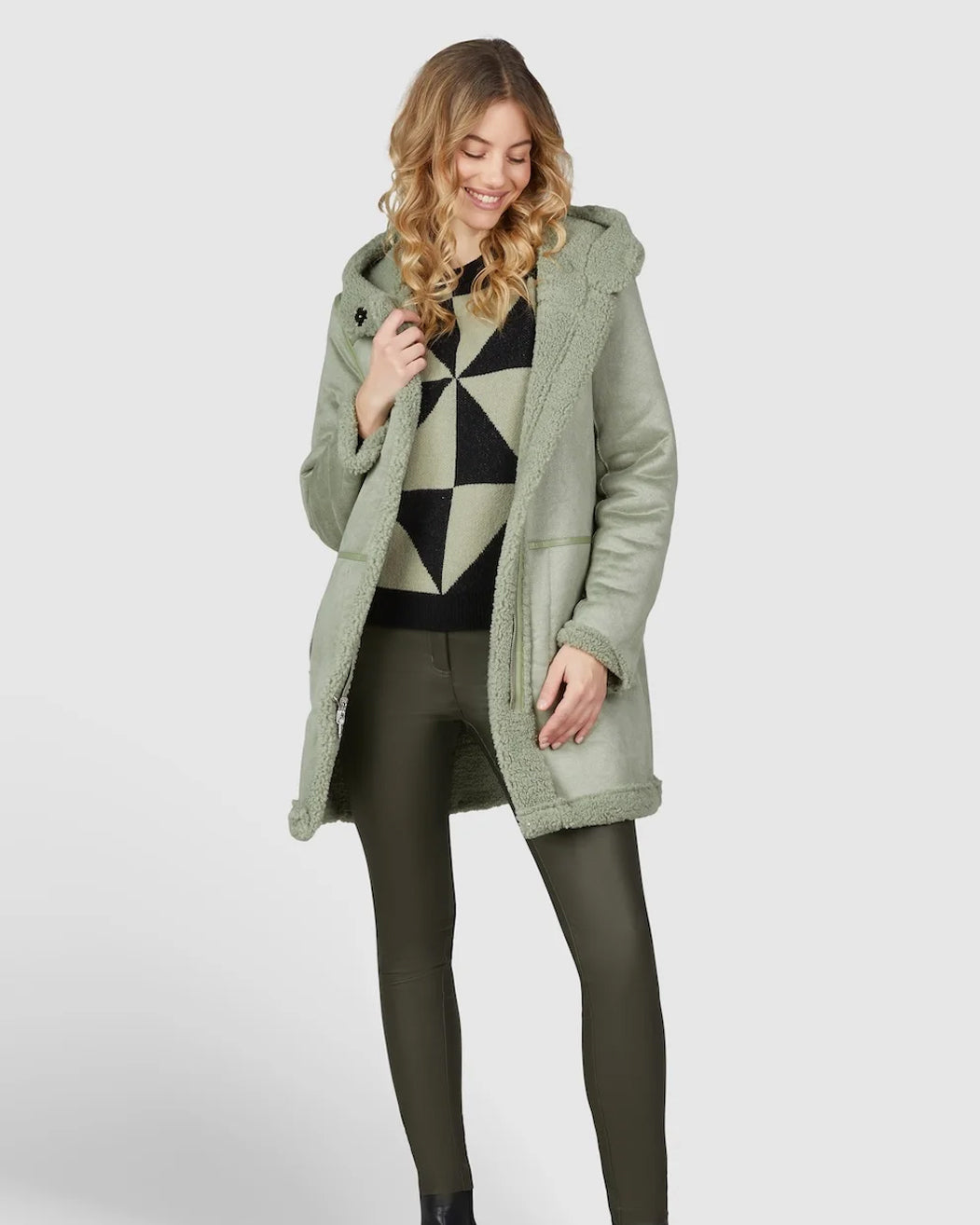 Pistaziefarbener Wendemantel – 2 Looks, ein Statement