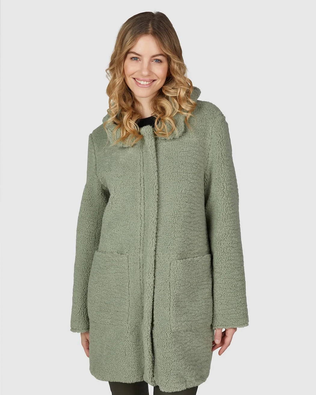 Pistaziefarbener Wendemantel – 2 Looks, ein Statement