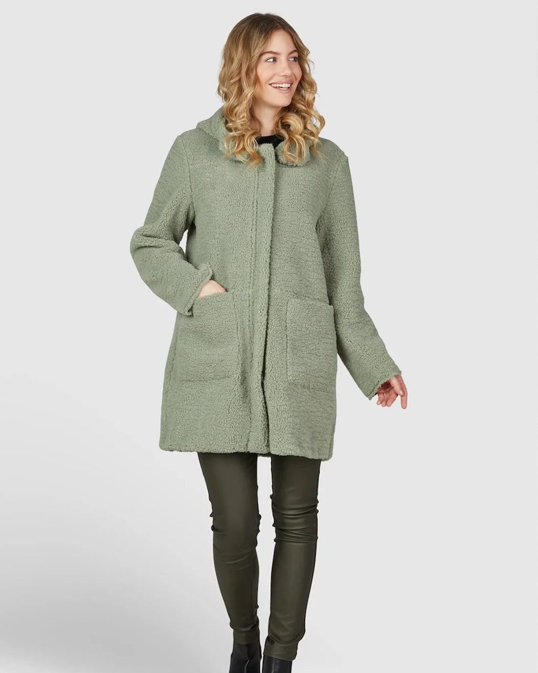 Pistaziefarbener Wendemantel – 2 Looks, ein Statement