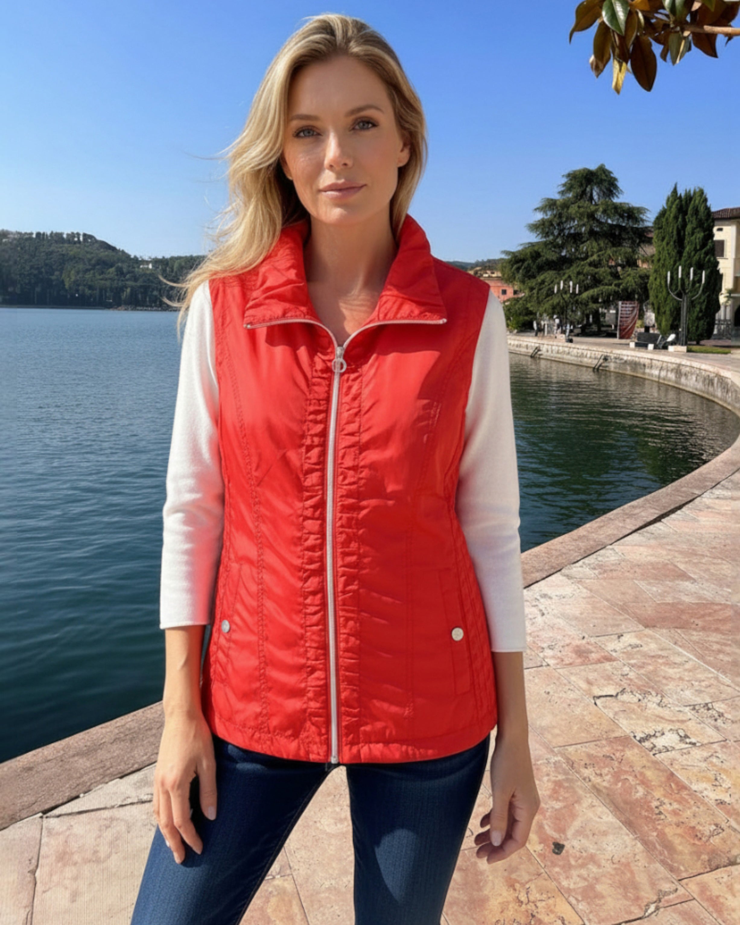Leichte, funktionale Damen Steppweste in Rot mit modischer Rüschung