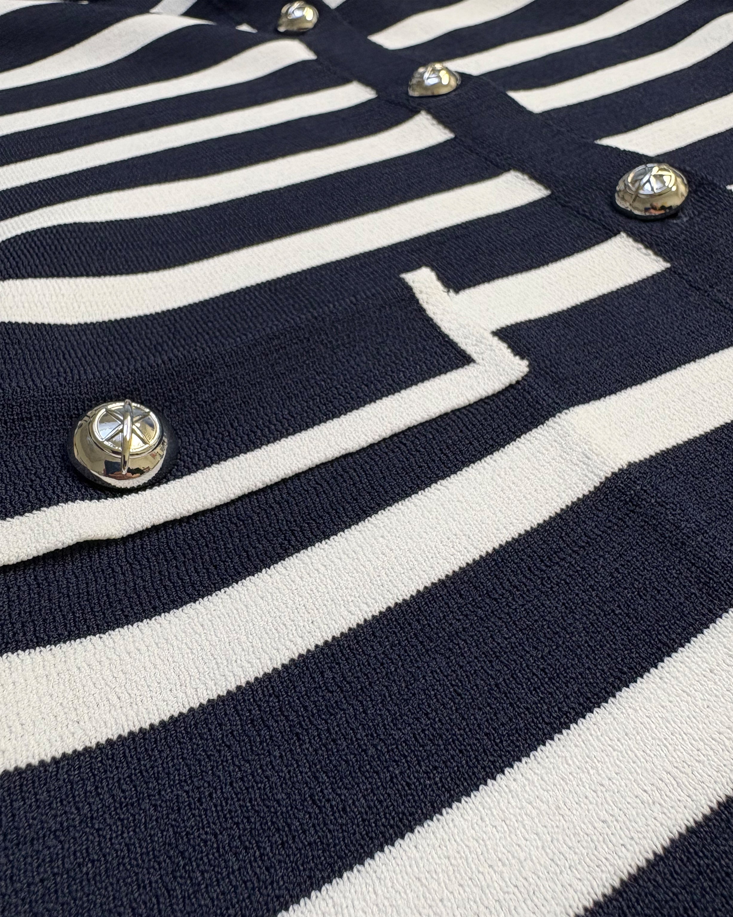 Maritime Strickjacke Navy/Weiß – Hochwertige Damen Strickjacke mit maritimen Knöpfen