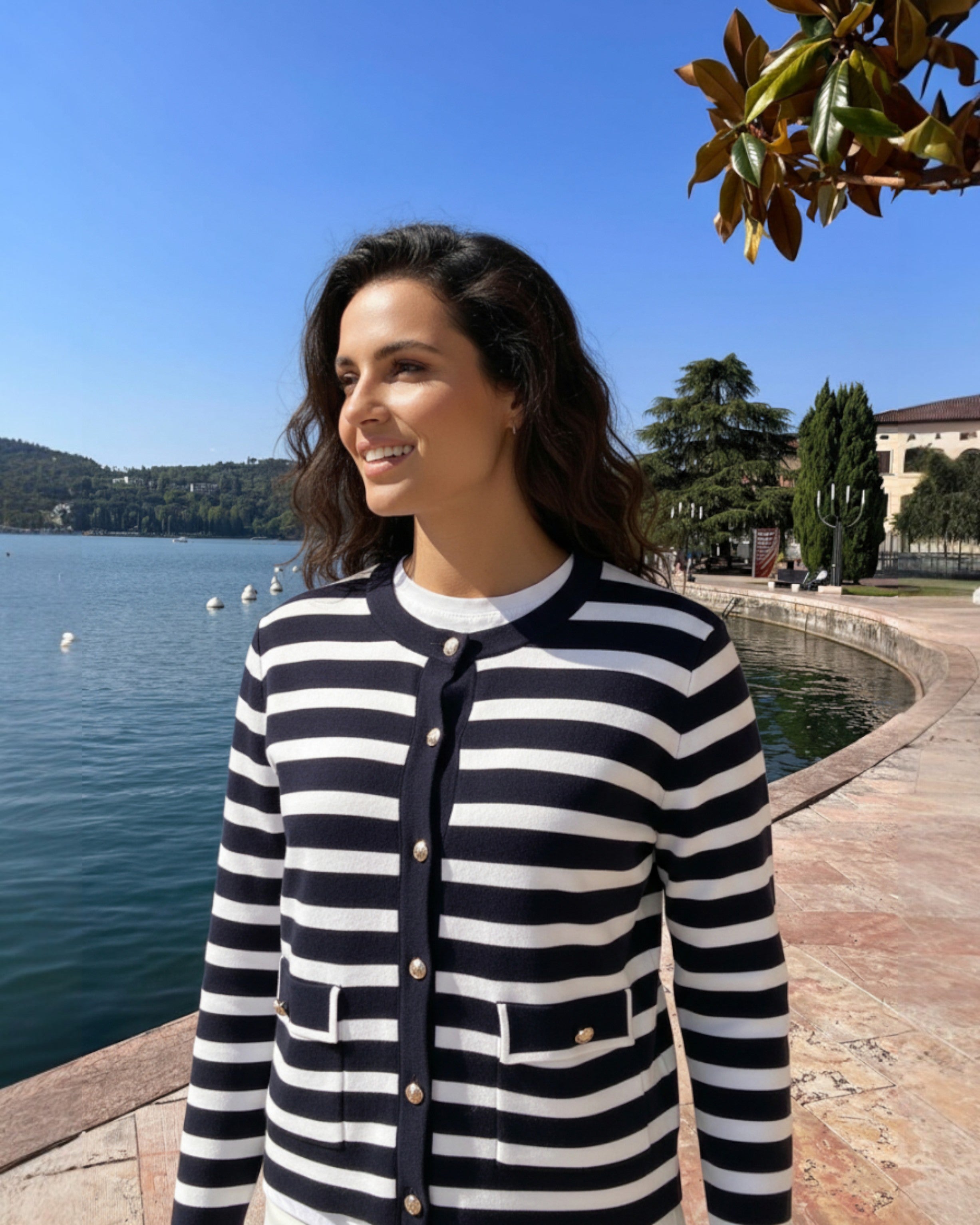 Maritime Strickjacke Navy/Weiß – Hochwertige Damen Strickjacke mit maritimen Knöpfen