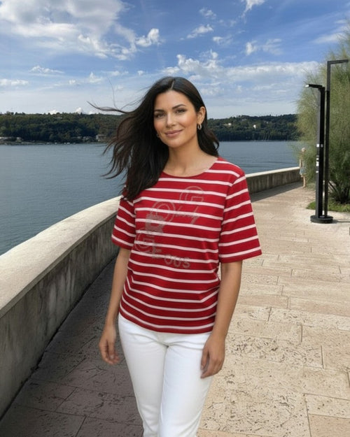 Rotes T-Shirt mit Streifen &amp; Print – Modern, bequem &amp; vielseitig