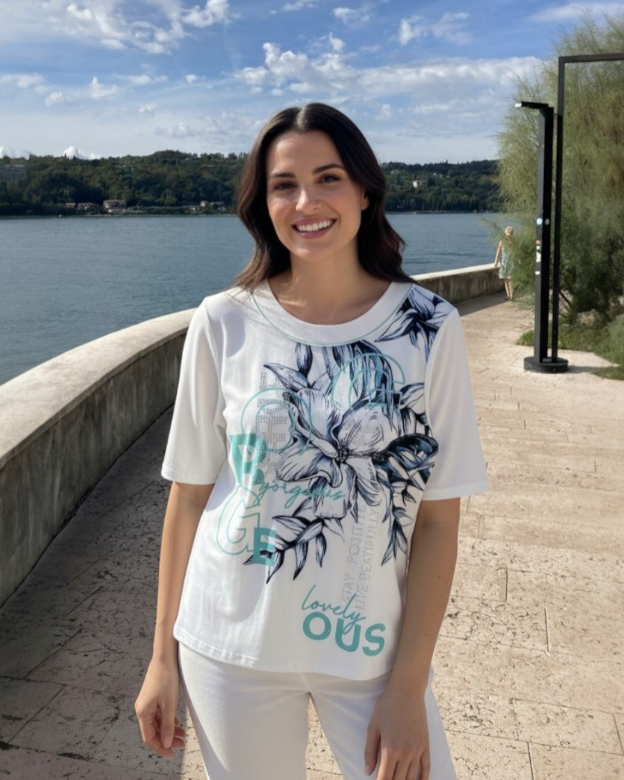 Elegantes Shirt mit Statement-Print & Glitzer – Femininer Halbarm Style