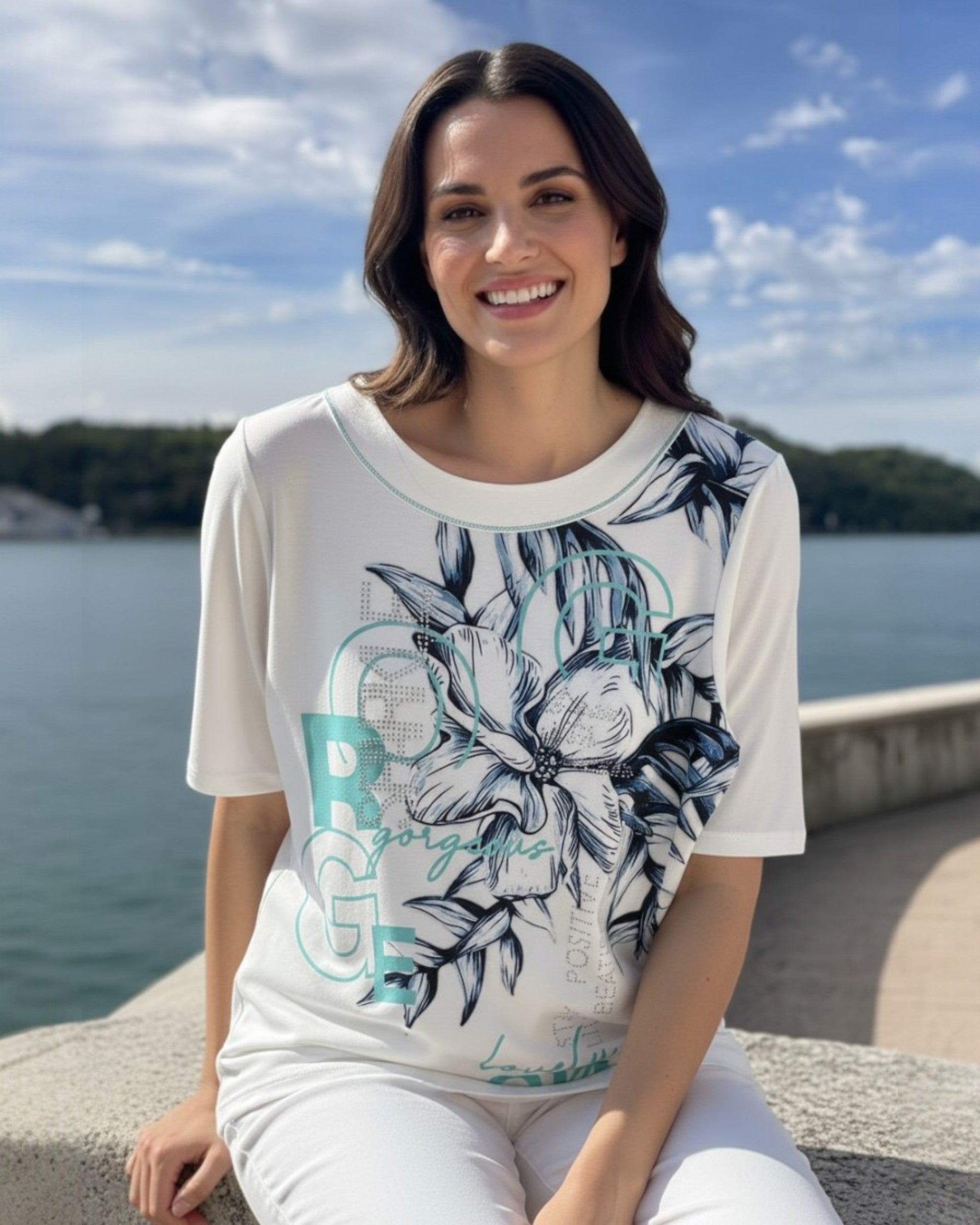 Elegantes Shirt mit Statement-Print & Glitzer – Femininer Halbarm Style