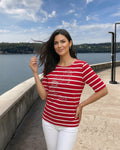 Rotes T-Shirt mit Streifen & Print – Modern, bequem & vielseitig