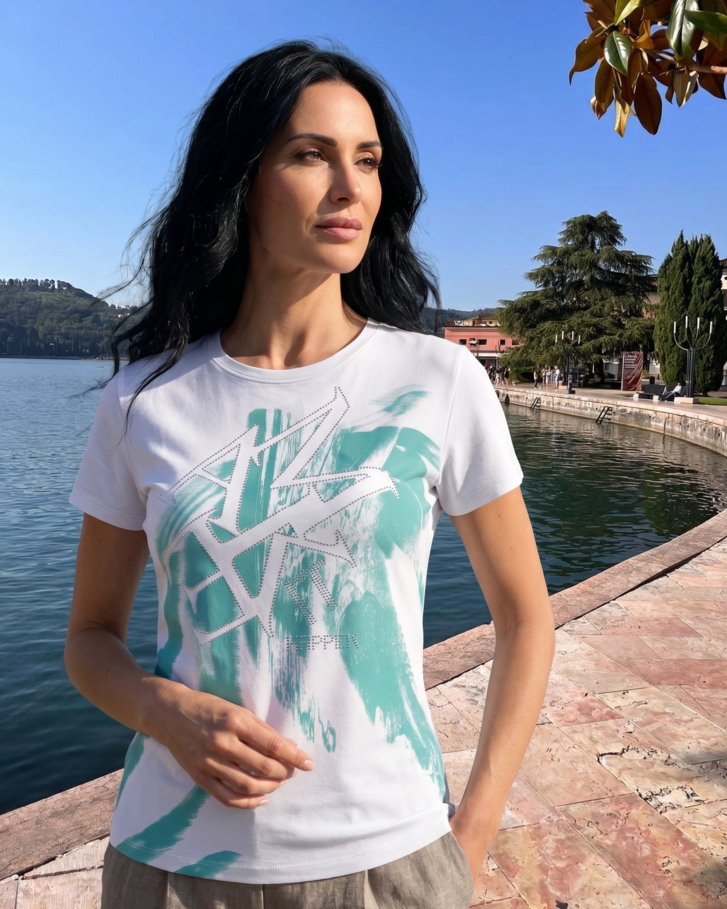 T-Shirt Weiß mit Türkis-Print & Strass – Stylisches Fashion Statement für jeden Tag