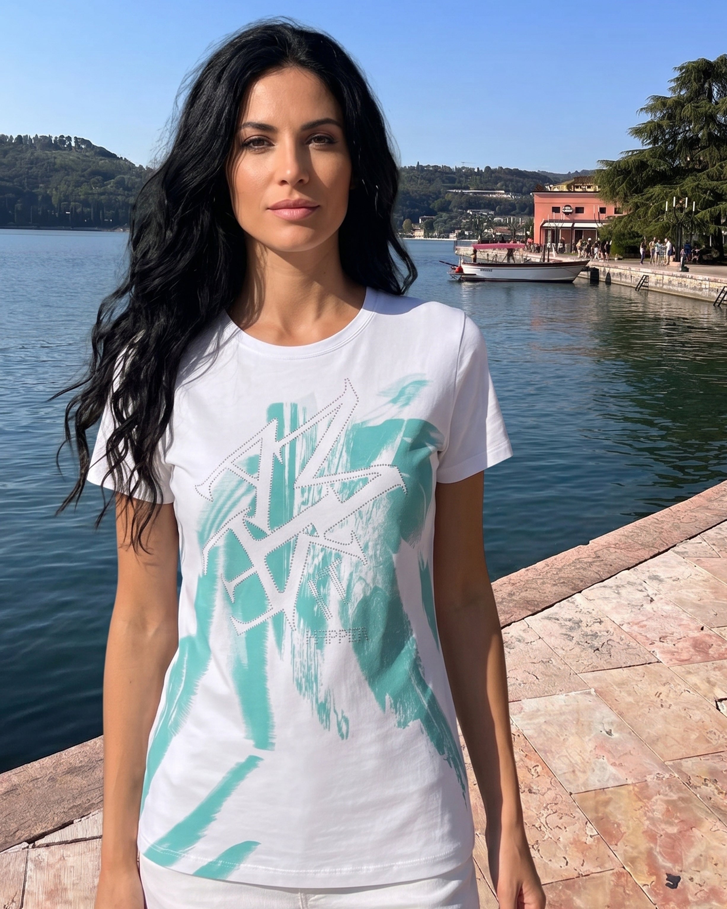 T-Shirt Weiß mit Türkis-Print & Strass – Stylisches Fashion Statement für jeden Tag