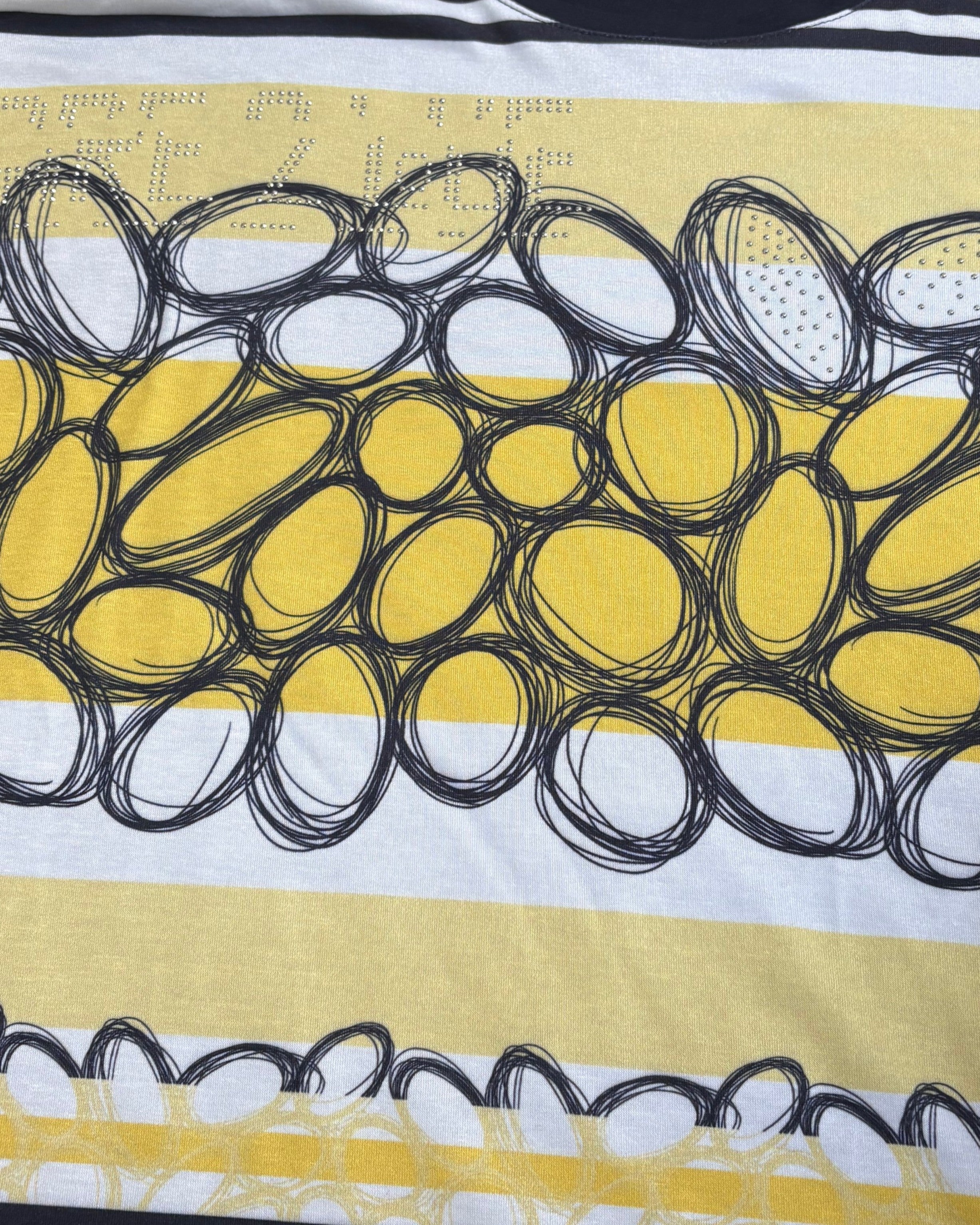 T-Shirt mit Allover-Print – Modisches Kurzarmshirt in Gelb, Schwarz & Weiß