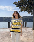 T-Shirt mit Allover-Print – Modisches Kurzarmshirt in Gelb, Schwarz & Weiß