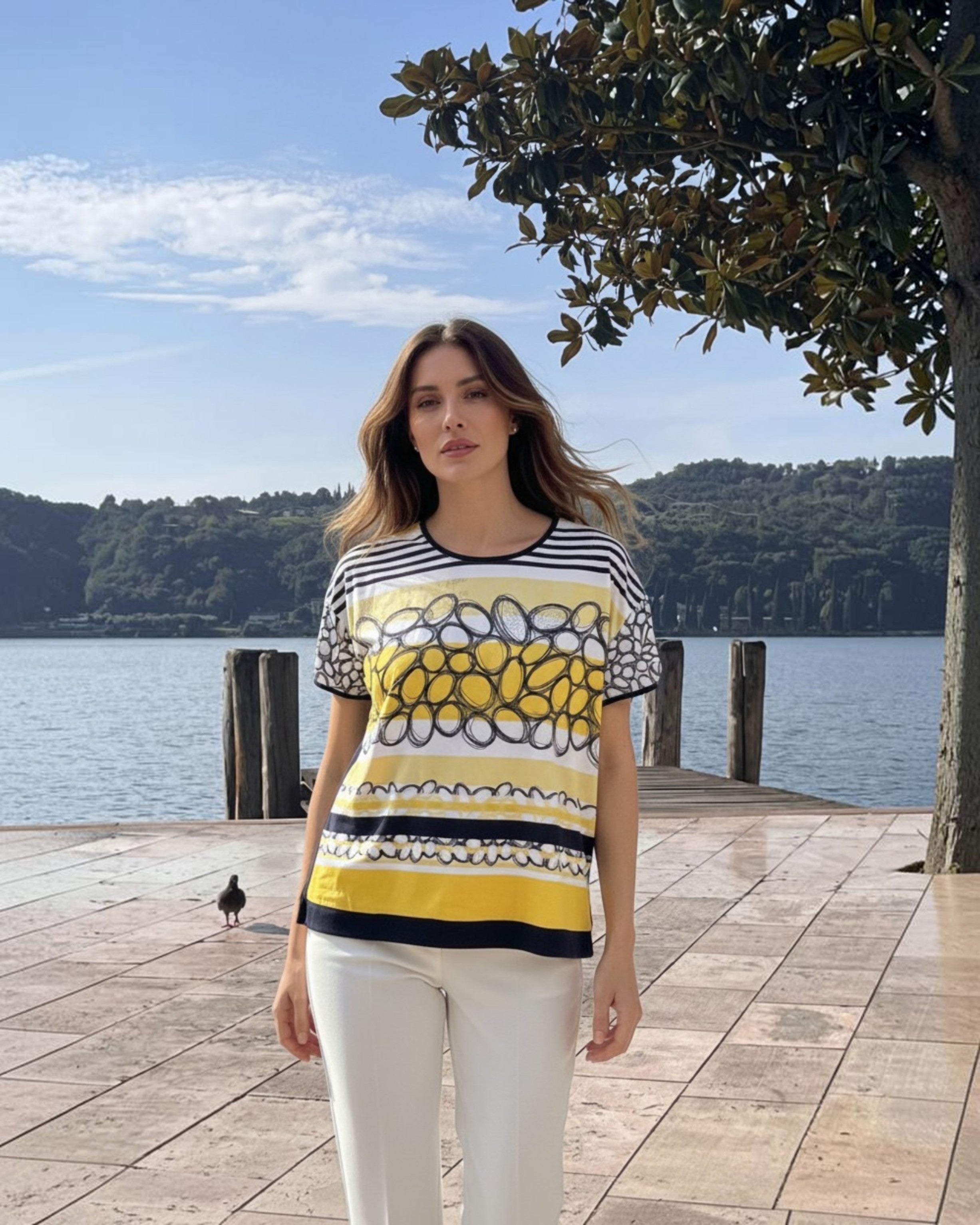 T-Shirt mit Allover-Print – Modisches Kurzarmshirt in Gelb, Schwarz & Weiß