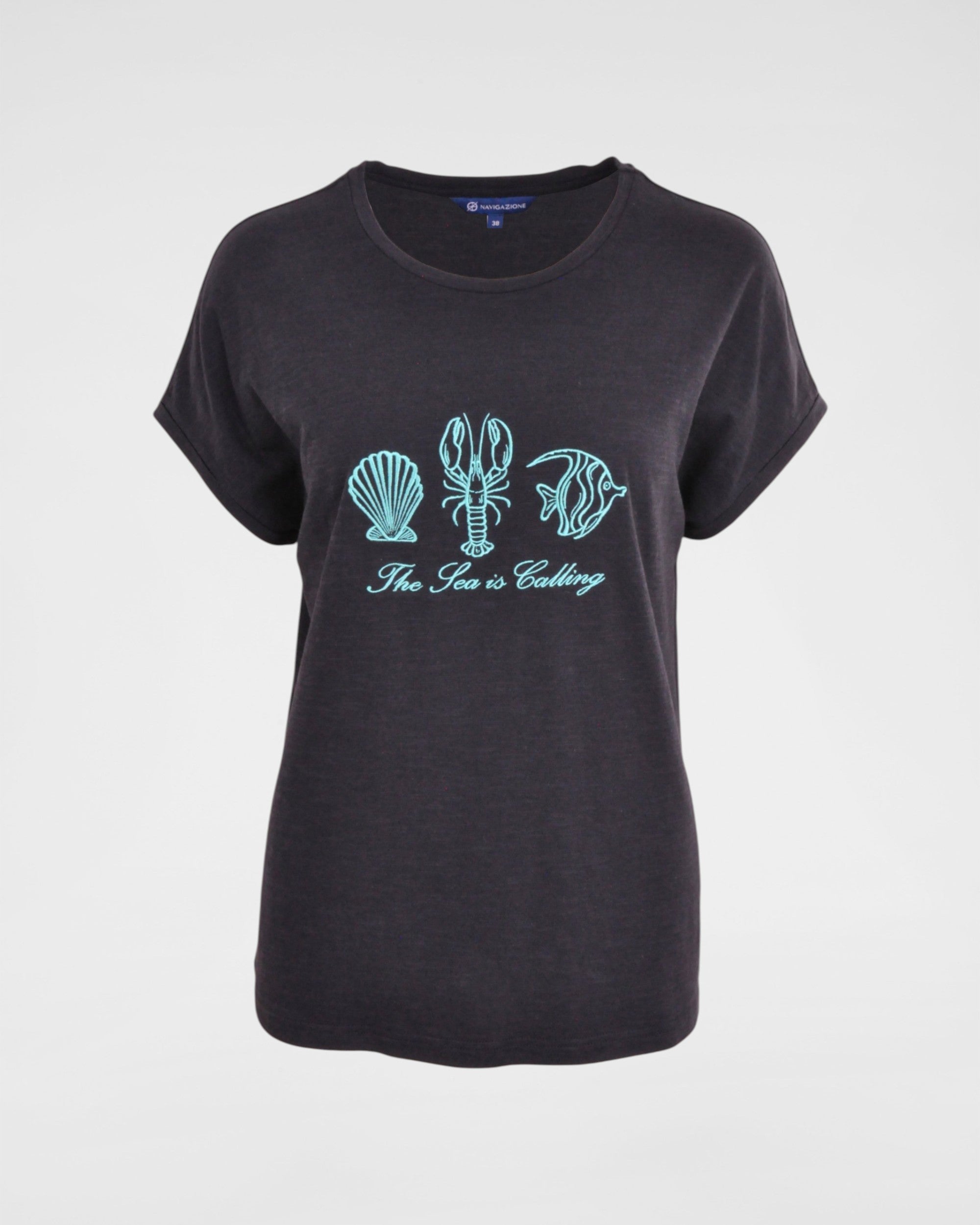 Shirt „The Sea Is Calling“ – Sommer, Stil & Meeresliebe