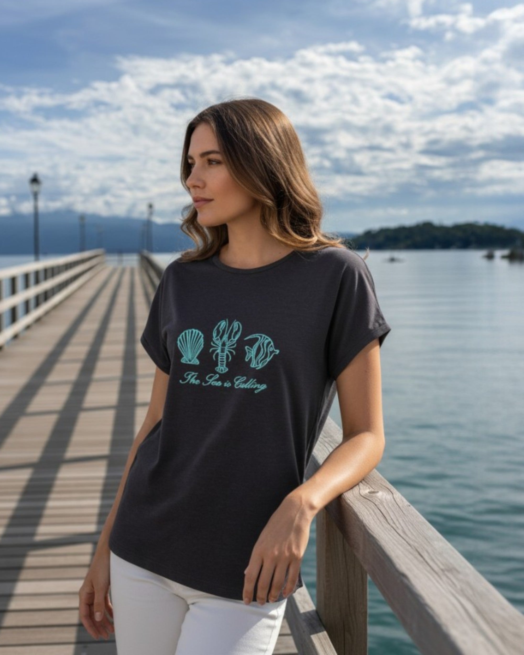 Shirt „The Sea Is Calling“ – Sommer, Stil & Meeresliebe