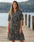 Schwarz-Weißes Hemdblusenkleid mit grafischem Muster – Modern & vielseitig