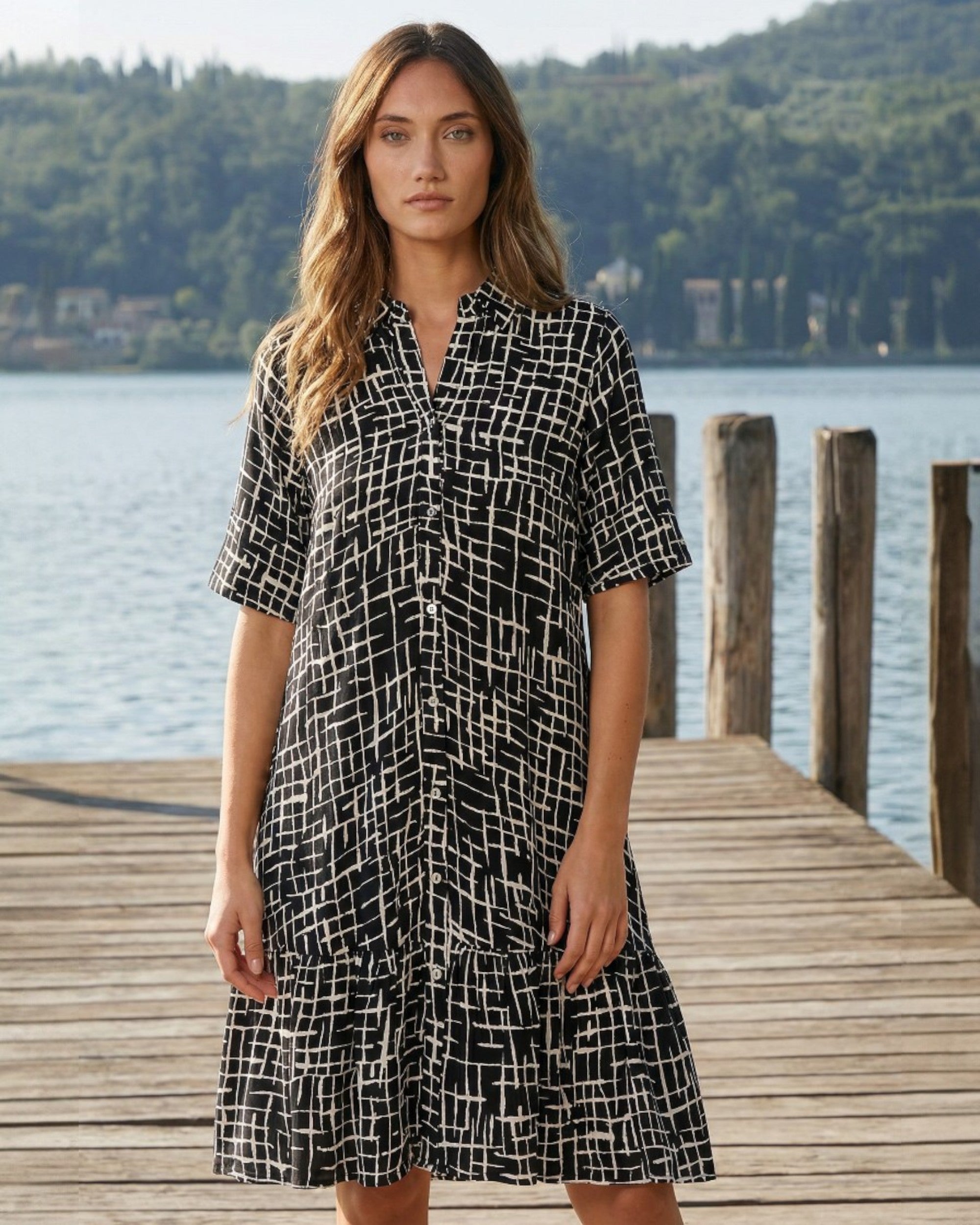 Schwarz-Weißes Hemdblusenkleid mit grafischem Muster – Modern & vielseitig