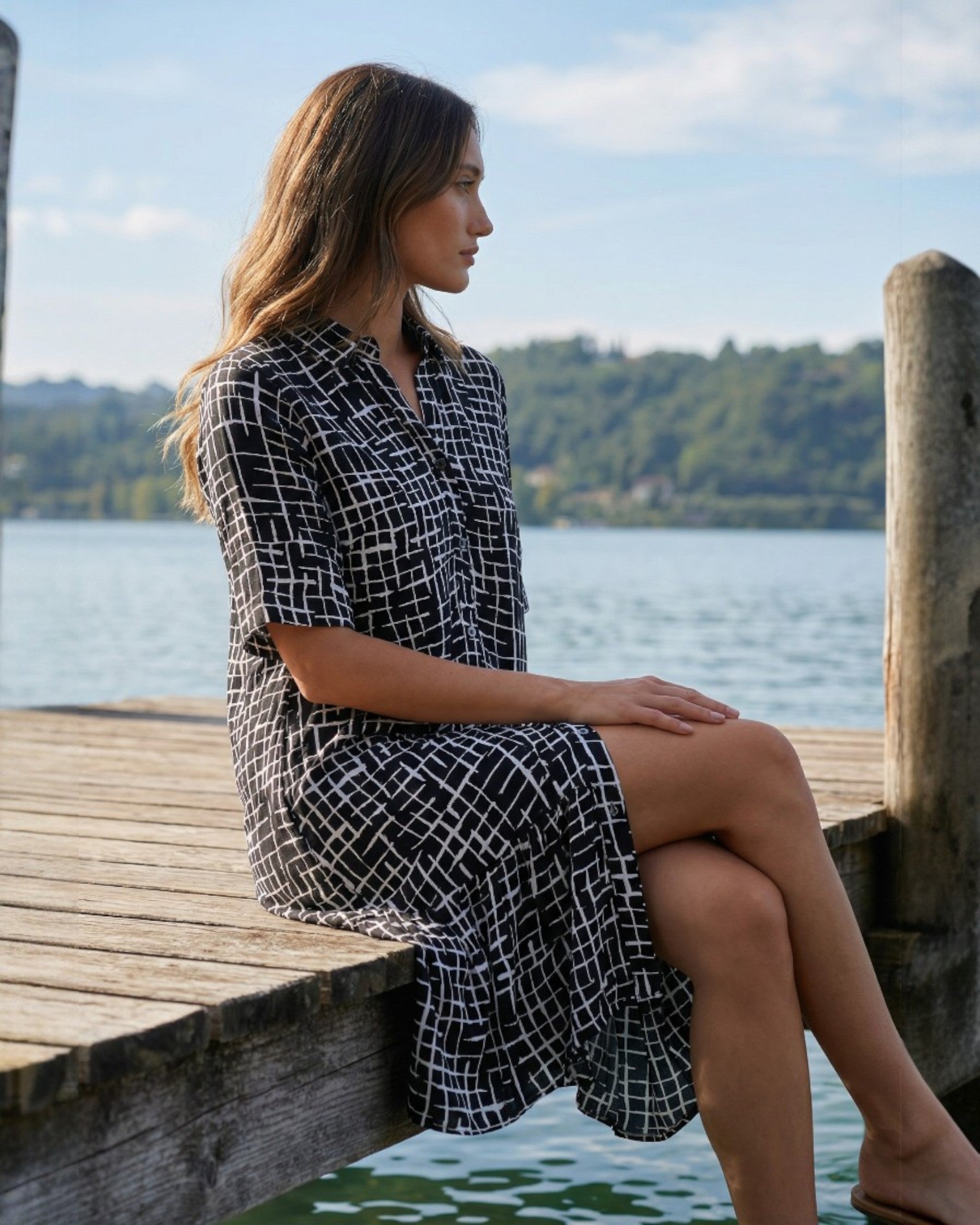 Schwarz-Weißes Hemdblusenkleid mit grafischem Muster – Modern & vielseitig