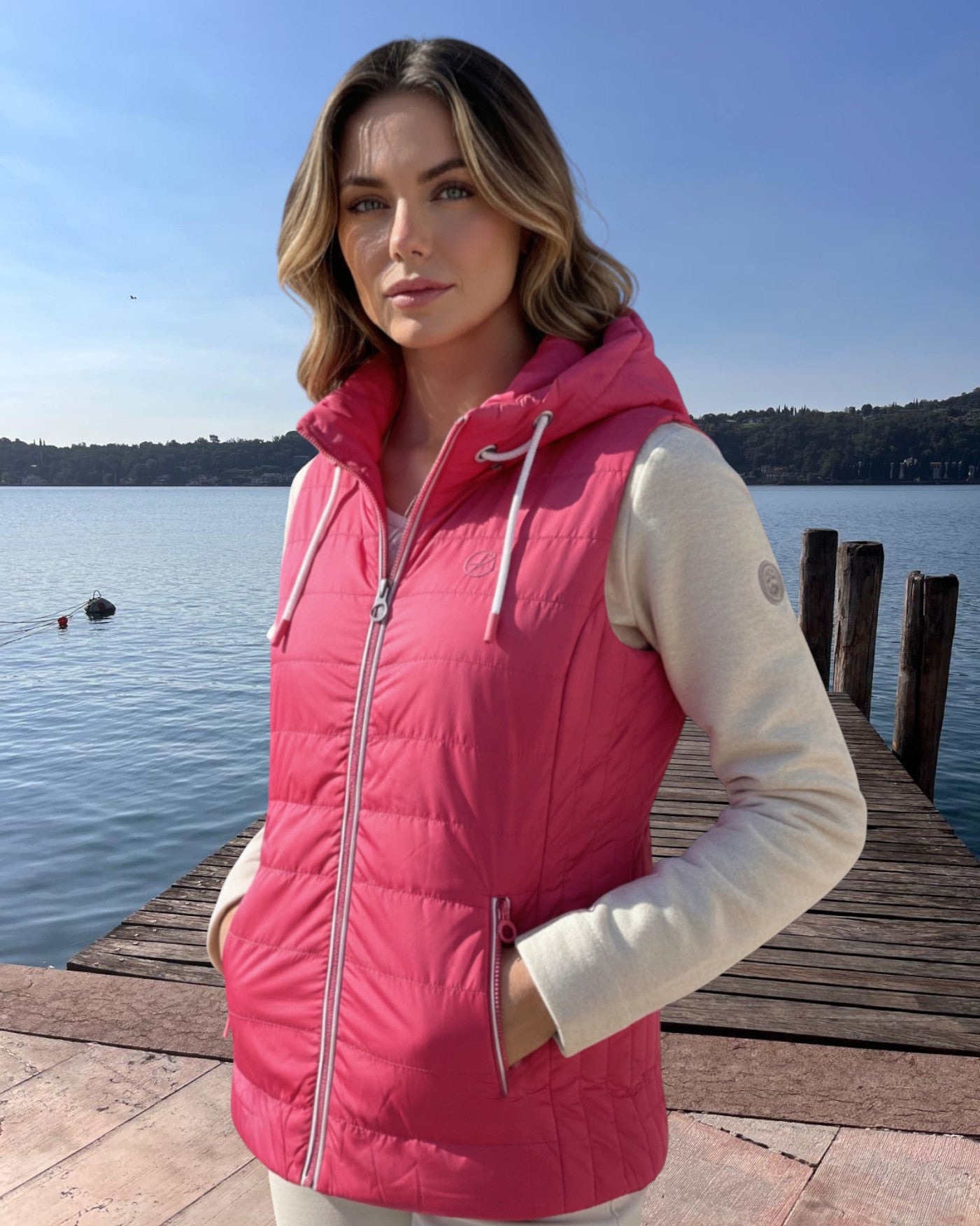 Moderne Weste mit sportiven, weißen Details und versteckter Handytasche