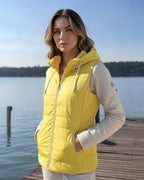 Moderne Weste mit sportiven, weißen Details und versteckter Handytasche