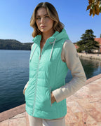 Moderne Weste mit sportiven, weißen Details und versteckter Handytasche