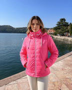 Sportive Steppjacke mit Kapuze und versteckter Handytasche