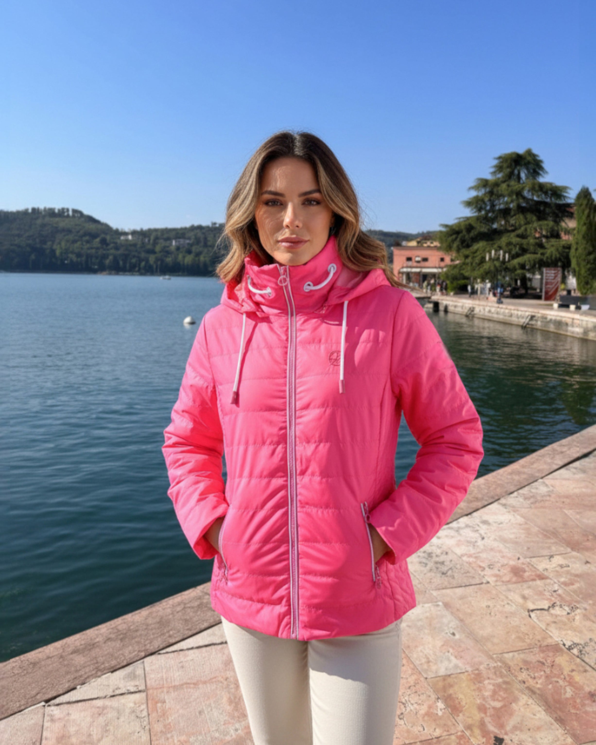 Sportive Steppjacke mit Kapuze und versteckter Handytasche