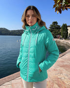 Sportive Steppjacke mit Kapuze und versteckter Handytasche
