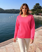 Super flauschiger Statement Übergangspullover mit überschnittener Schulter in strahlendem pink